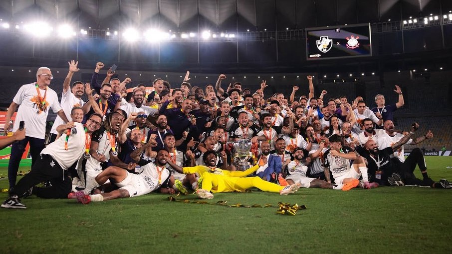 Jogadores e comissão técnica com a taça da Copa do Brasil