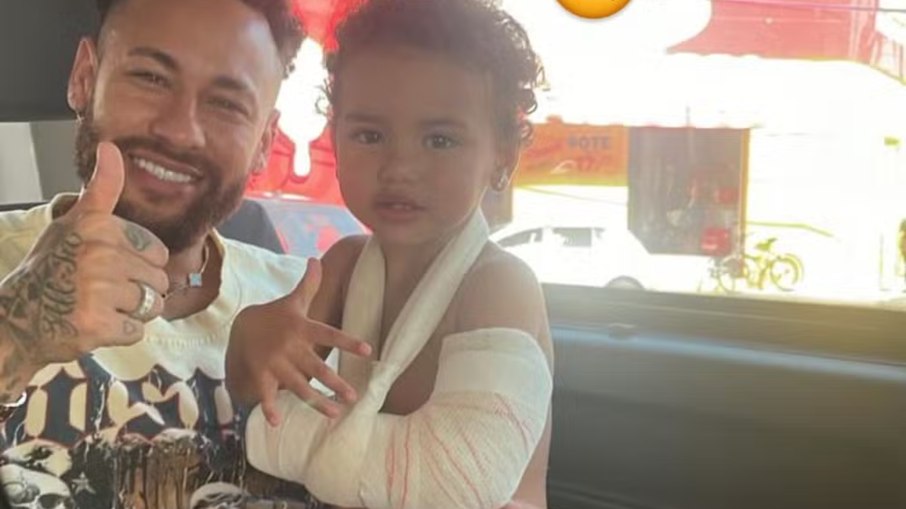 Neymar Jr. surge com Mavie, que machucou braço