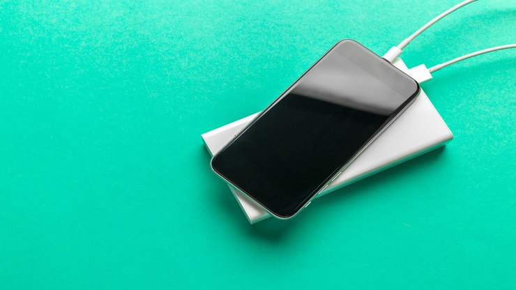 Descontos em power banks evitam sufoco de bateria no Carnaval