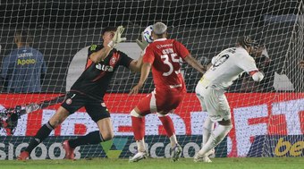 Neymar%20para%20em%20Rochet%2C%20Santos%20perde%20para%20o%20Inter%20e%20segue%20no%20Z4