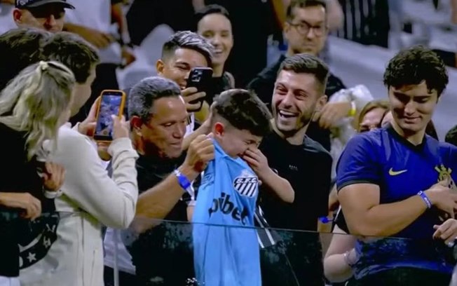 Neymar dá a camisa para um torcedor mirim do Corinthians