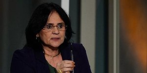 Damares anuncia câncer: "Segunda começo a radioterapia"