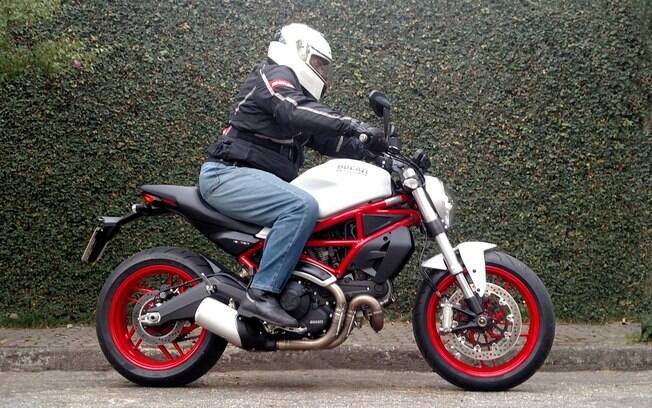 A Ducati Monster 797 é bela e tem ótima ergonomia para pilotagem urbana