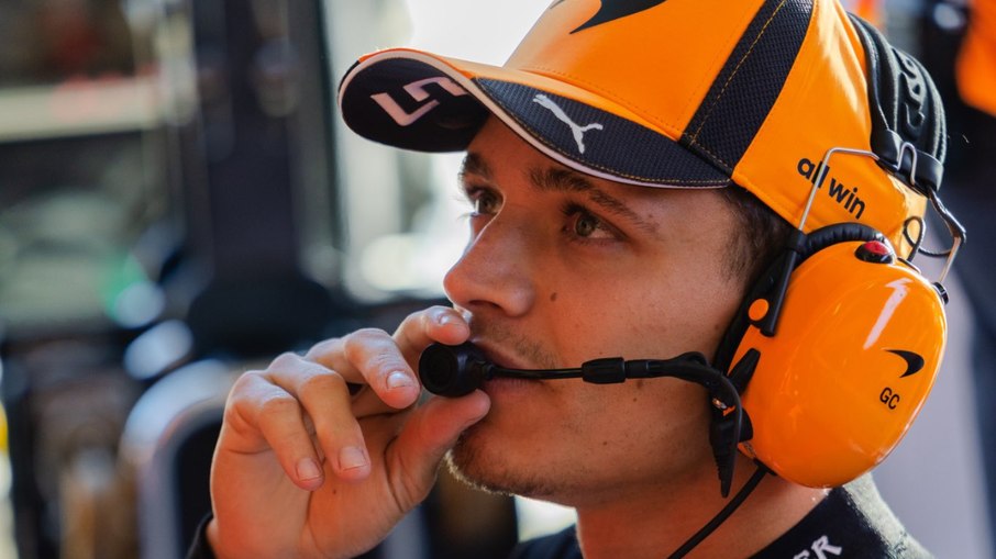 Lando Norris na garagem da McLaren