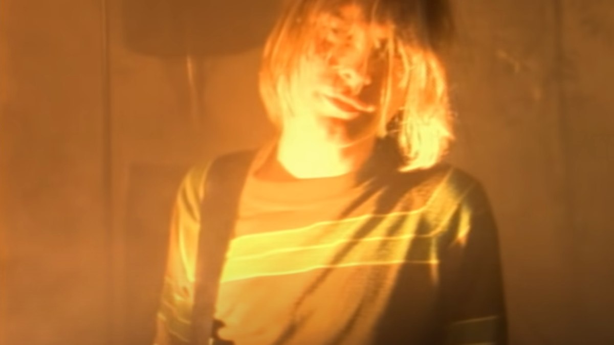 Kurt Cobain em cena de clipe da música 'Smells Like Teen Spirit'