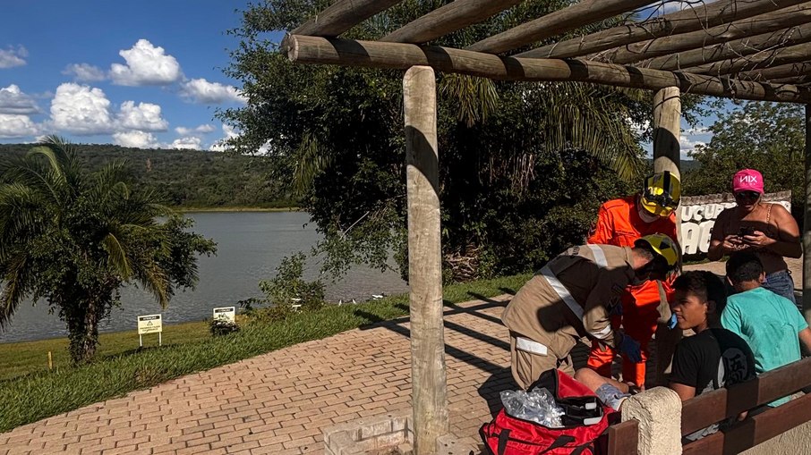 Equipe do Corpo de Bombeiros prestou socorro imediato às vítimas de mordida de piranha no Lago Corumbá