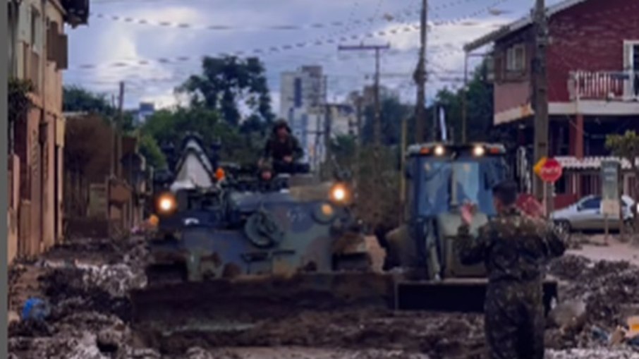 Membros do Exército ajudam na limpeza da cidade de Lajeado