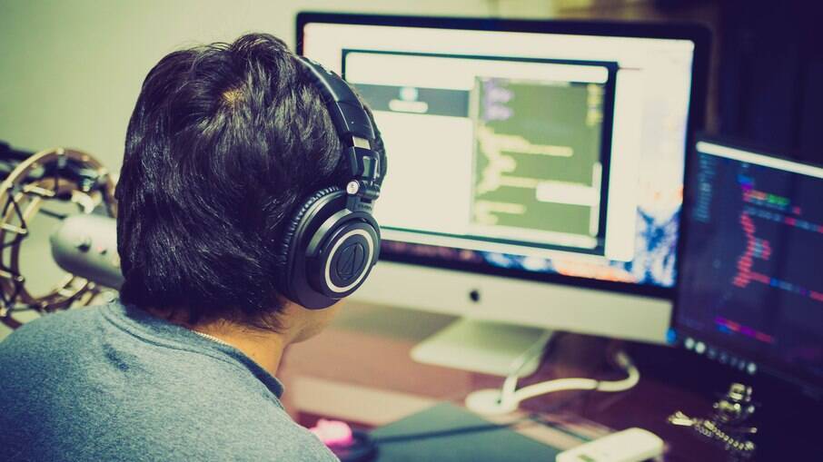 API é definida como Interface de Programação de Aplicação - expressão derivada do inglês Application Programming Interface.