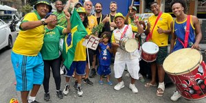 No ritmo do samba, torcida se reúne para Brasil e Marrocos no Rio