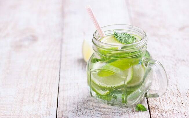 Você já ouviu falar que água morna com limão faz bem para a saúde? Descubra se é mito ou verdade e ainda confira receitas com a fruta deliciosa!