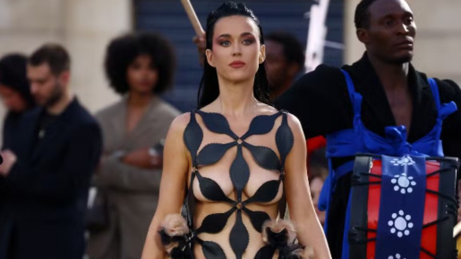 Katy Perry com look geométrico