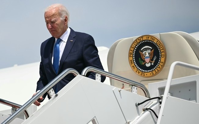 Joe Biden desce do Air Force One na Base Conjunta de Andrews, Maryland, em 23 de julho de 2024