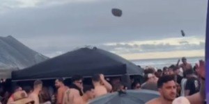 Briga política? "Guerra de chinelo" toma conta de praia