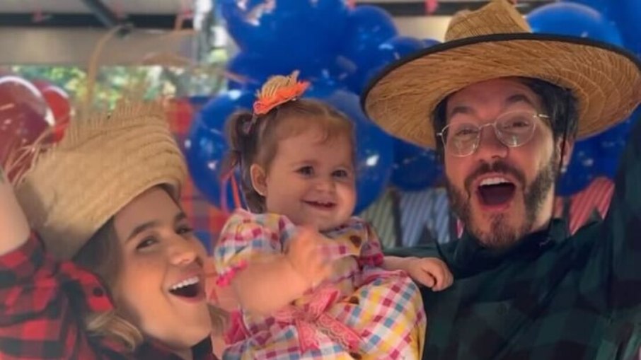 O casal fez uma festa junina para comemorar com a filha Lua 