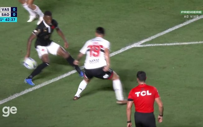 Para Seneme, Léo não teve a intenção de colocar a mão na bola