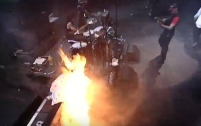 No festival de música Woodstock, de 1999, a banda queimou a bandeira dos EUA