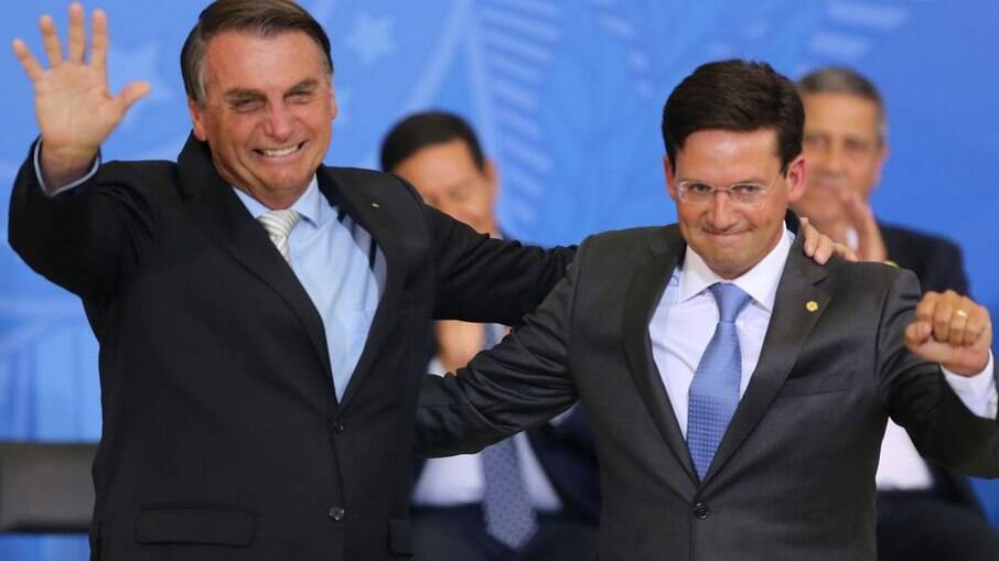 Presidente Jair Bolsonaro ao lado do ministro da Cidadania João Roma