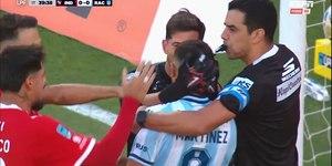 Jogador erra cavadinha e reação dos rivais surpreende