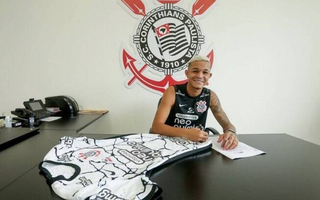 Com multa de R$ 315 mi para o exterior, Corinthians renova com Adson até 2024