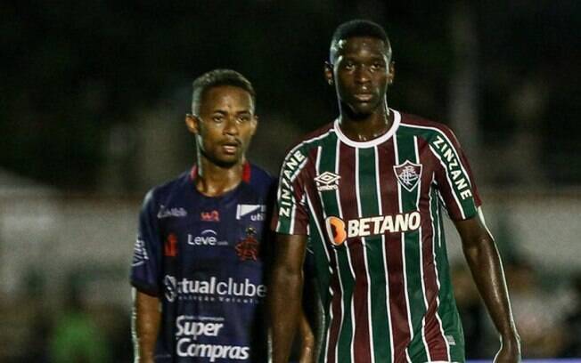 Luiz Henrique ganha apoio da torcida após reserva e recebe garantia de titularidade no Fluminense