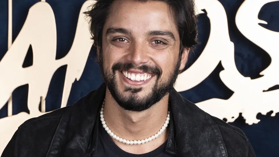 O ator Rodrigo Simas revelou que se sentiu aliviado por ter assumido a sua bissexualidade