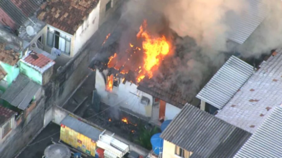 Casa pega fFogo atinge casa no bairo do Riachuelo, no Rio de Janeiro ogo no Riachuelo 