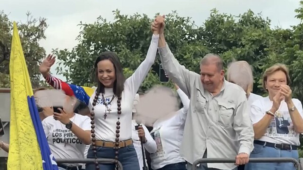 Maria Corina e Edmundo Gonzalez em campanha eleitoral na Venezuela em 2024