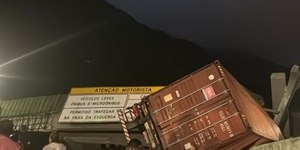 Rodovia Anchieta é liberada após caminhão derrubar passarela