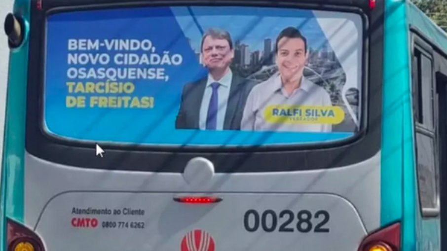 Foto do pré-candidato Tarcísio de Freitas aparece na traseira de ônibus da empresa Urubupungá, em Osasco, na Grande São Paulo
