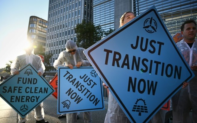 Ativistas protestam contra investimentos em combustíveis fósseis em frente à sede do Banco Mundial em Washington nos EUA