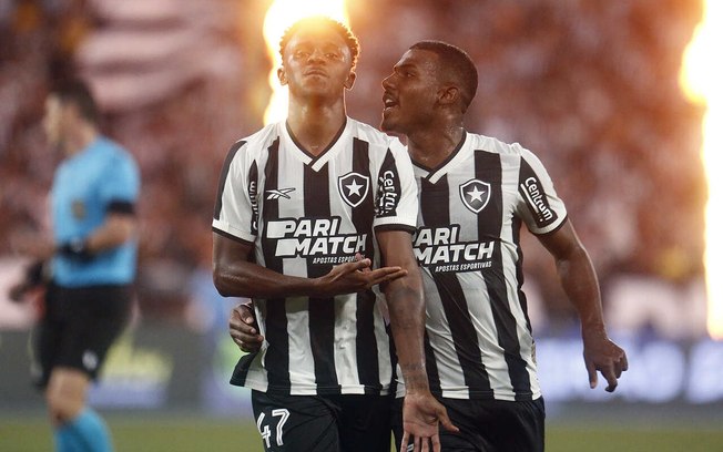 Jeffinho comemora com Cuiabano. Ele marcou no último domingo 