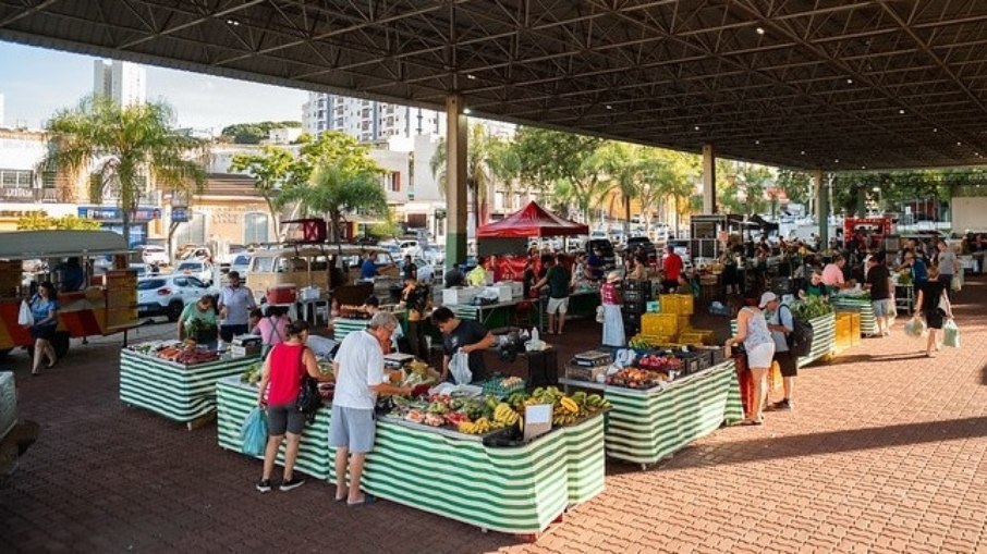 Parte dos alimentos comercializados tem origem nos sítios do entorno do município