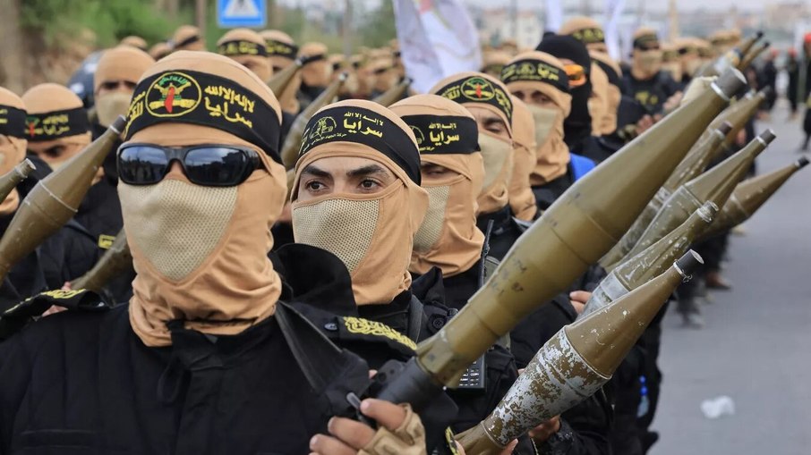Exibindo armas, mísseis e drones, militantes palestinos participaram da marcha da Jihad Islâmica, em Gaza. O desfile marcou o 36º aniversário do estabelecimento do movimento que luta contra o governo israelense