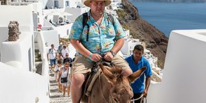 Santorini proíbe passeios de burro para turistas acima dos 100 kg