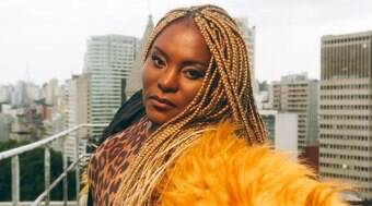 Karin Hils não rejeita reality da Globo e vibra com fase da carreira