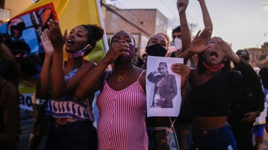 Protesto contra o assassinato de Kathlen Romeu, grávida de 4 meses