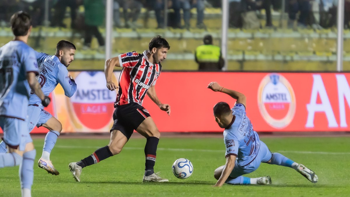 São Paulo surpreende, mas cede empate e amplia sequência ruim São Paulo surpreende, mas cede empate e amplia sequência ruim