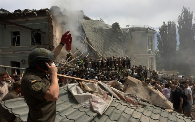 Equipes de resgate limpam os escombros do hospital infantil Okhmatdyt, em Kiev, após um bombardeio russo, 8 de julho de 2024