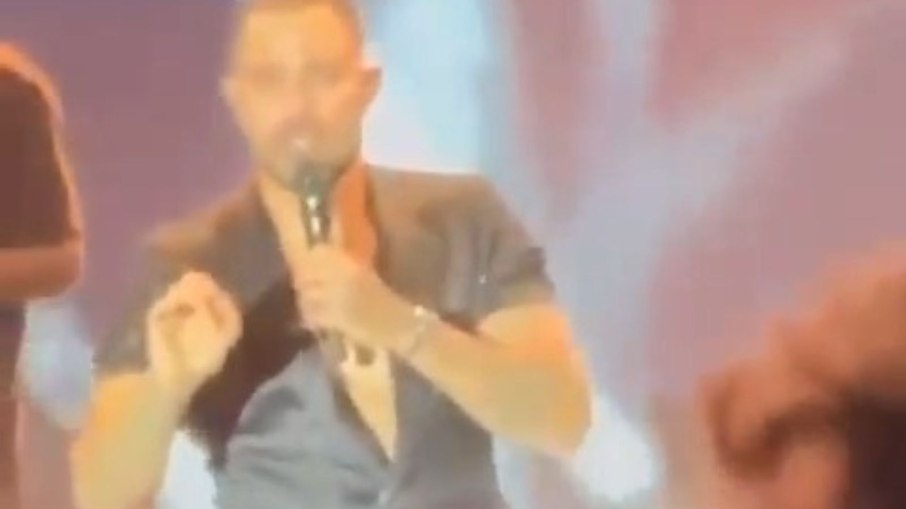 Diogo Nogueira se irrita com provocação de torcedores rivais