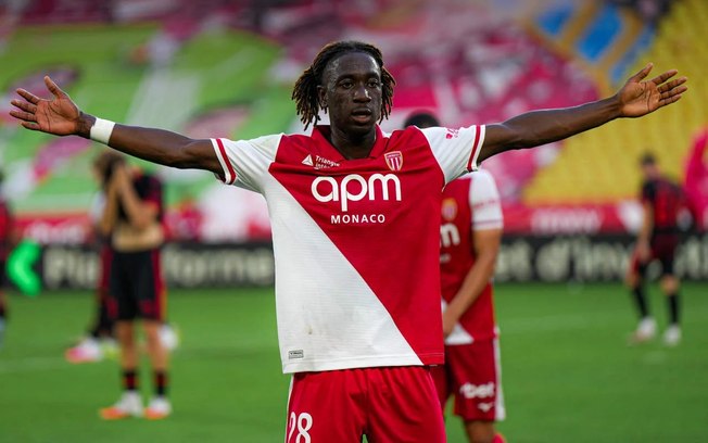 Filipe Luís observa os jogadores do Monaco na vitória sobre o Górnik
