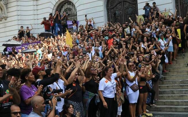 Milhares se reúnem no Rio de Janeiro para se despedir e protestar contra assassinato de vereadora