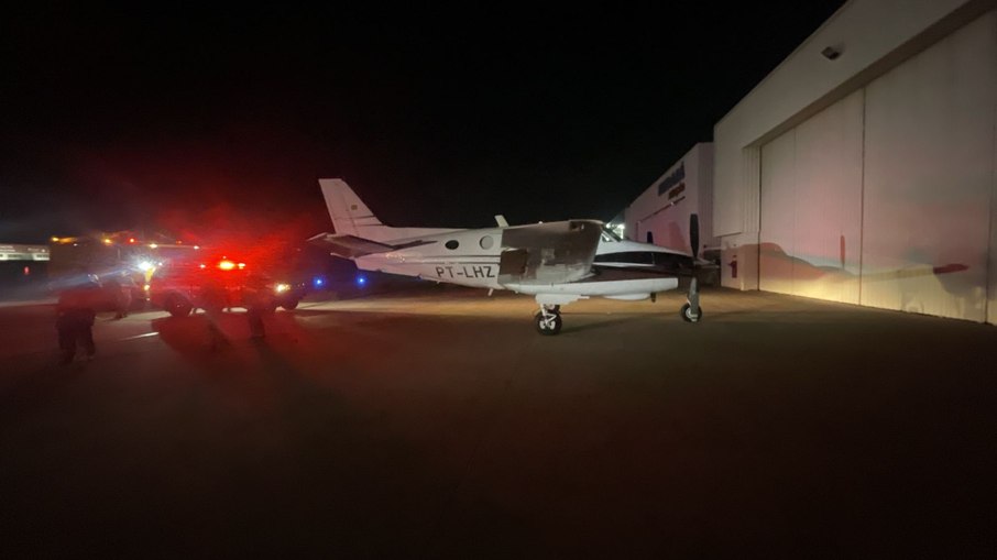 Avião de pequeno porte em terra Avião de pequeno porte em terra