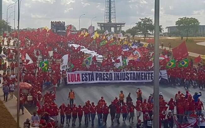 Ato em apoio ao registro da candidatura de Lula (PT) em Brasília