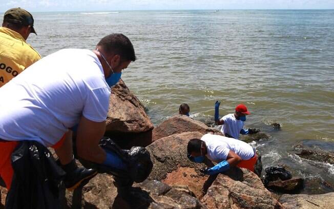 Detentos trabalham na retirada do óleo da praia de Jaboatão dos Guararapes