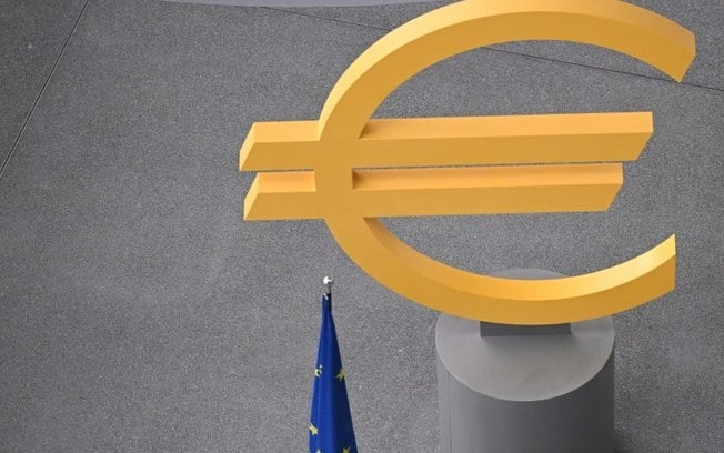 Escultura do logotipo do euro na sede do Banco Central Europeu (BCE), em 6 de junho de 2024, na cidade alemã de Frankfurt