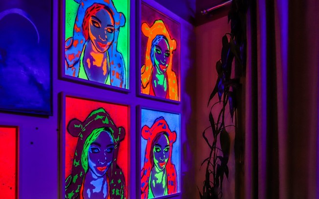 Bia Ferrer apresenta exposição de stencil neon em São Paulo