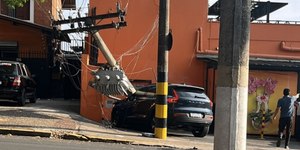 Carro derruba poste em Campinas após motorista confundir pedais