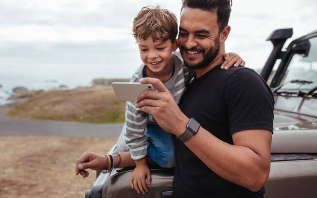 O estudo indicou que, apesar de muitos pais não concordarem com a internet dos filhos, eles usam a tecnologia em viagens O estudo indicou que, apesar de muitos pais não concordarem com a internet dos filhos, eles usam a tecnologia em viagens