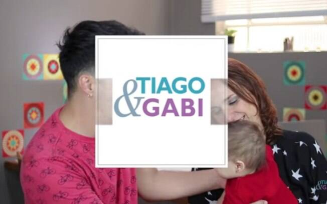Tiago e Gabi são um casal e, juntos, compartilham a rotina de cuidados e educação das duas filhas