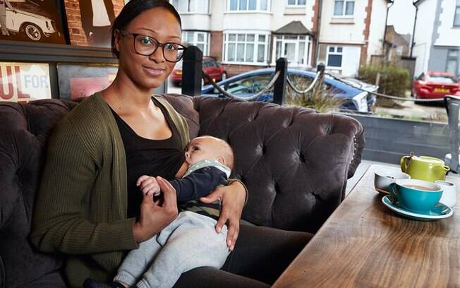 O fotógrafo capturou uma série de fotos sobre amamentar em público, com mães orgulhosamente alimentando bebês